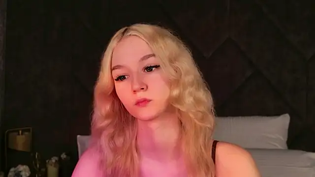 NaomiLoys online show from December 1, 2025, 3:57 pm