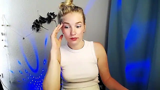 Snapshot of Queen_ofLove chatting on May 24, 2026, 10:59 am Queen ofLove online show from May 24, 2026, 10:59 am