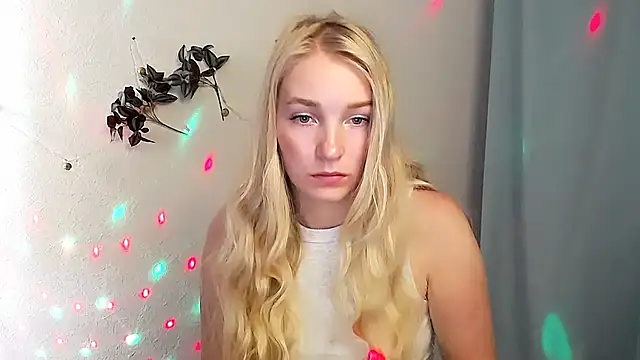 Snapshot of Queen_ofLove chatting on May 27, 2026, 8:43 am Queen ofLove online show from May 27, 2026, 8:43 am