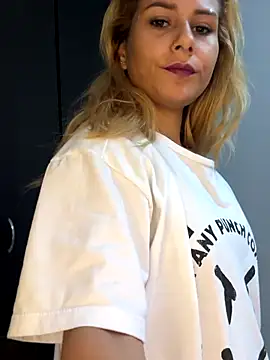 Snapshot of sophiee_evanss_ chatting on November 28, 2025, 4:07 pm sophiee evanss online show from November 28, 2025, 4:07 pm