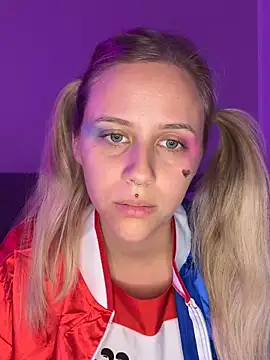 lunawolf21 online show from October 18, 2025, 5:48 pm