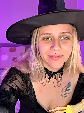 lunawolf21 online show from October 28, 2025, 7:29 am