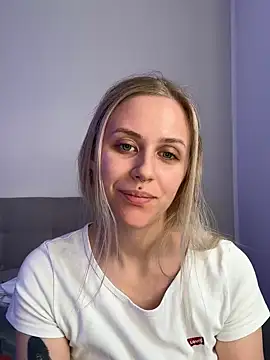 lunawolf21 online show from February 19, 2025, 7:28 am