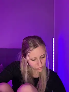 lunawolf21 online show from March 3, 2025, 5:41 pm