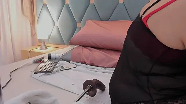 Snapshot of isabella_walton chatting on February 20, 2026, 11:23 am isabella walton online show from February 20, 2026, 11:23 am