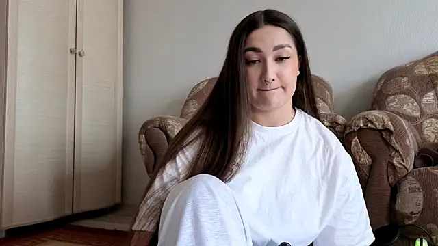 Aria Blisss online show from April 14, 2026, 2:38 am