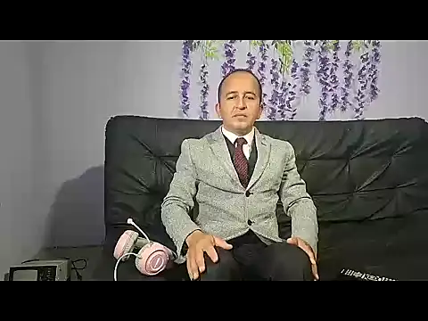 yazforeSolo online show from November 10, 2025, 2:33 pm