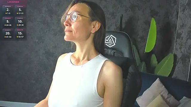 Lillian White online show from September 22, 2025, 12:05 am