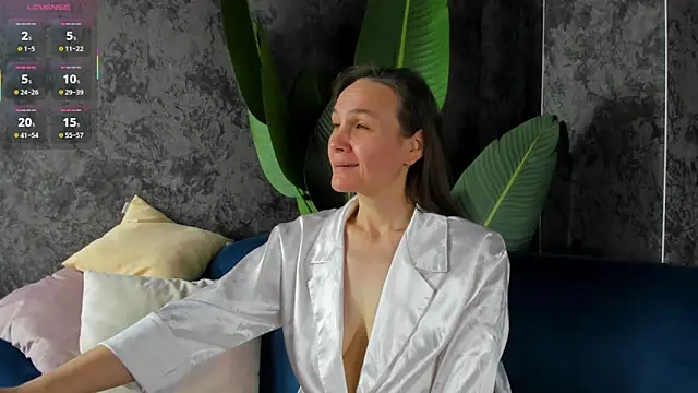 Lillian White online show from December 1, 2025, 12:00 am