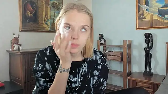 Snapshot of MoireBramblett chatting on December 5, 2024, 4:26 am MoireBramblett online show from December 5, 2024, 4:26 am