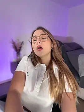 SophieRaily  online show from April 16, 2026, 9:39 pm