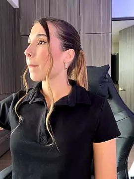 SophieRaily  online show from September 8, 2025, 8:08 pm