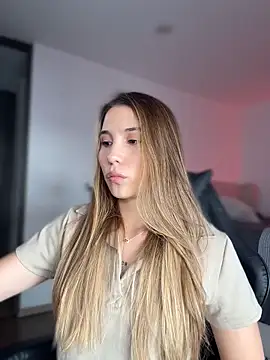 SophieRaily  online show from April 6, 2026, 9:38 pm