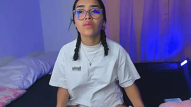 Snapshot of Mia_petite01 chatting on February 8, 2025, 10:29 pm Mia petite01 online show from February 8, 2025, 10:29 pm