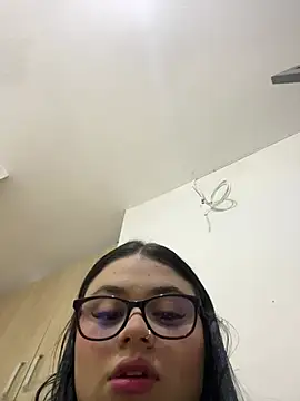 Snapshot of alissonfernandez_ chatting on April 22, 2026, 11:06 am alissonfernandez online show from April 22, 2026, 11:06 am