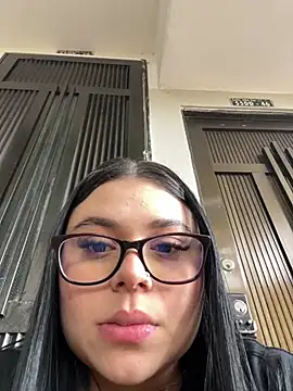 Snapshot of alissonfernandez_ chatting on May 18, 2026, 8:35 pm alissonfernandez online show from May 18, 2026, 8:35 pm
