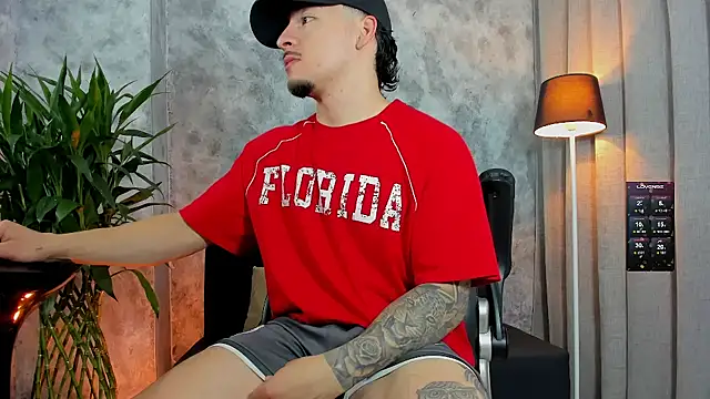 boyc022  online show from November 21, 2025, 5:45 pm