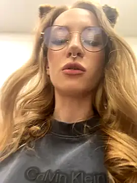 Snapshot of _AngelMoon_ chatting on October 30, 2025, 4:00 am AngelMoon online show from October 30, 2025, 4:00 am