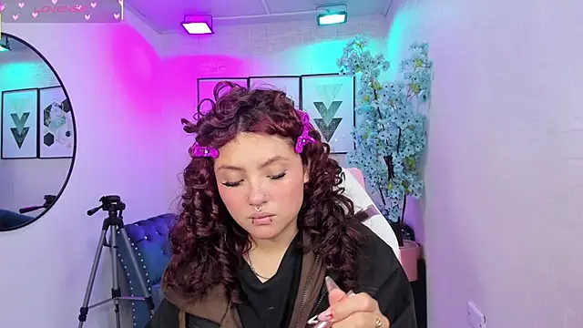 Snapshot of Theia_moon chatting on March 18, 2026, 12:41 pm Theia moon online show from March 18, 2026, 12:41 pm