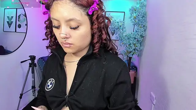 Snapshot of Theia_moon chatting on April 7, 2026, 12:40 pm Theia moon online show from April 7, 2026, 12:40 pm