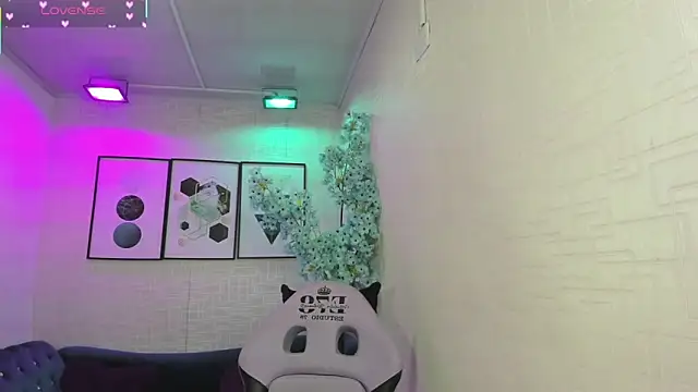 Snapshot of Theia_moon chatting on April 6, 2026, 12:39 pm Theia moon online show from April 6, 2026, 12:39 pm