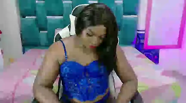 Snapshot of LuisaHottxx chatting on February 20, 2025, 5:23 am LuisaHottxx online show from February 20, 2025, 5:23 am