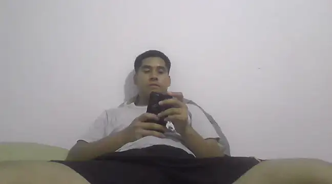 Snapshot of estudiante69 chatting on February 6, 2025, 1:27 am estudiante69 online show from February 6, 2025, 1:27 am