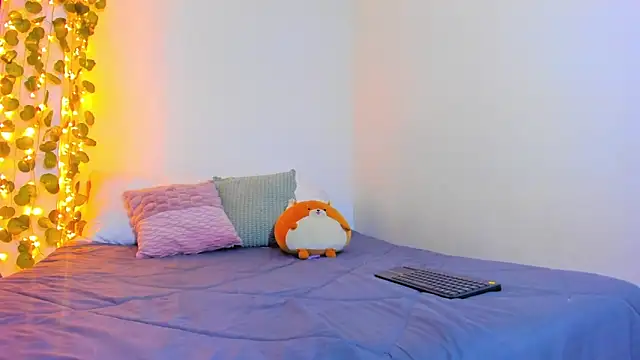 Snapshot of emillyhills chatting on February 6, 2025, 7:24 am emillyhills online show from February 6, 2025, 7:24 am