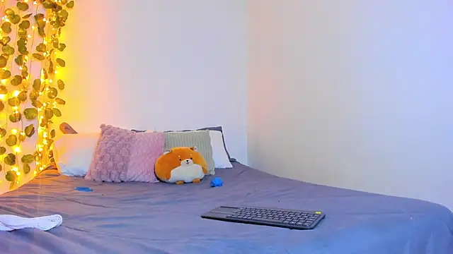 Snapshot of emillyhills chatting on February 5, 2025, 6:45 am emillyhills online show from February 5, 2025, 6:45 am