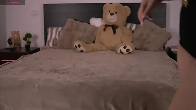 VixenAmour online show from October 20, 2025, 3:30 am