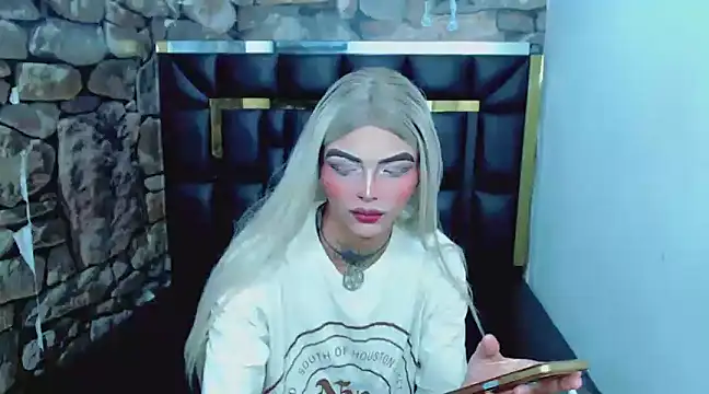 Snapshot of Luna_and_valery chatting on January 4, 2025, 8:16 pm Luna and valery online show from January 4, 2025, 8:16 pm