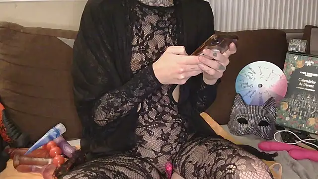 liloucamchaudee online show from December 1, 2025, 8:21 pm