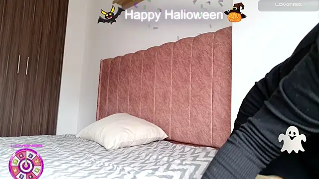 Snapshot of Emmy_petit chatting on October 28, 2025, 3:11 pm Emmy petit online show from October 28, 2025, 3:11 pm