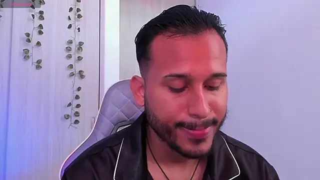 Raf brunette online show from December 19, 2025, 1:46 pm