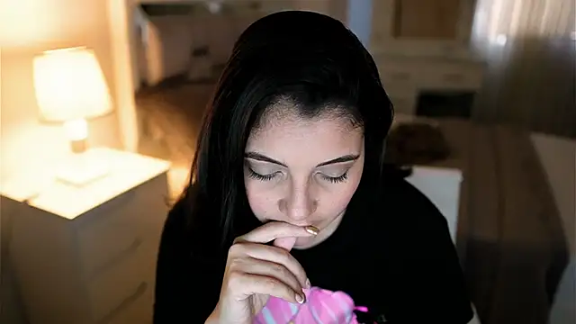 Camilaa bueno online show from October 8, 2025, 8:31 pm