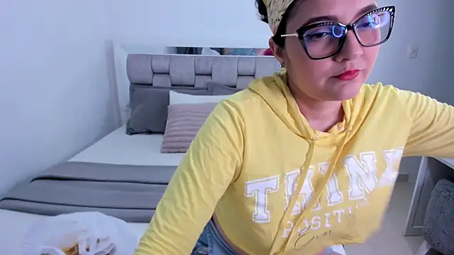 Camilaa bueno online show from May 27, 2026, 12:31 am