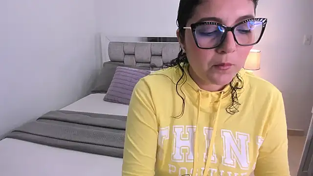 Camilaa bueno online show from April 8, 2026, 11:17 pm