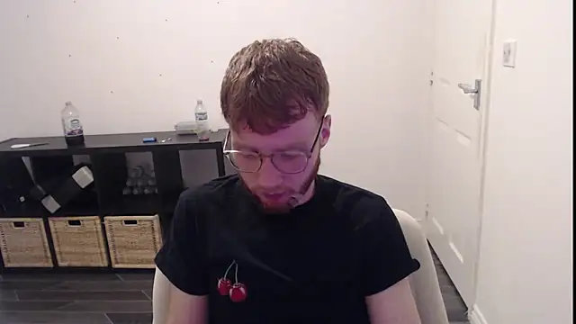 PrettyGinger online show from December 3, 2024, 4:33 pm