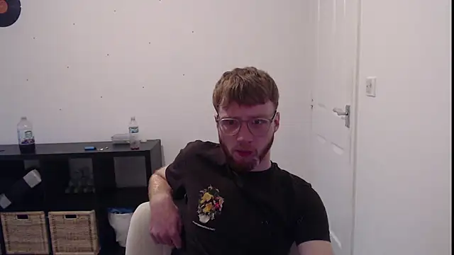 PrettyGinger online show from December 2, 2024, 4:04 pm