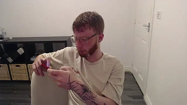 PrettyGinger online show from December 4, 2024, 4:54 pm