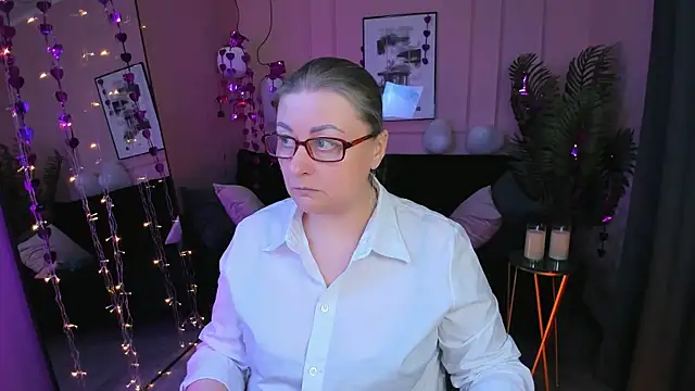 AlexandraKind online show from February 15, 2026, 8:52 pm