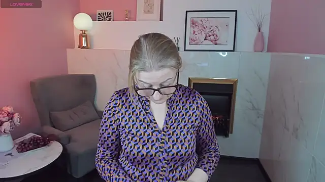 Snapshot of AlexandraKind chatting on February 25, 2025, 9:20 am AlexandraKind online show from February 25, 2025, 9:20 am