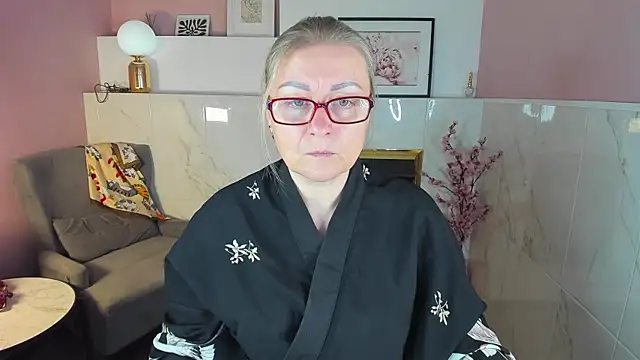 AlexandraKind online show from October 13, 2025, 1:34 pm