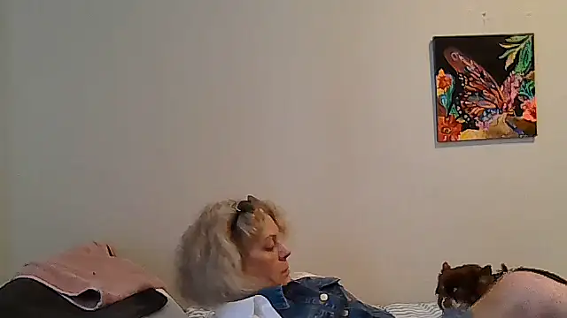 Snapshot of housewife_shantie chatting on May 6, 2026, 11:03 am housewife shantie online show from May 6, 2026, 11:03 am