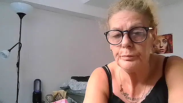 Snapshot of housewife_shantie chatting on July 8, 2026, 1:34 pm housewife shantie online show from July 8, 2026, 1:34 pm