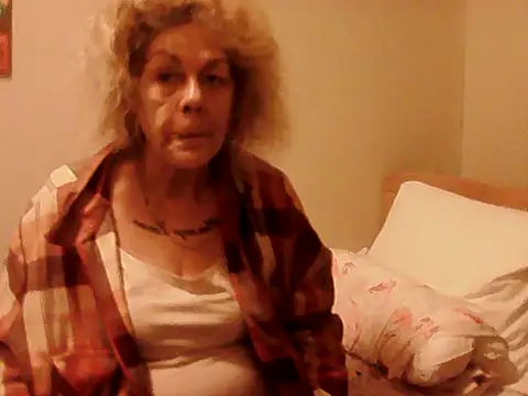Snapshot of housewife_shantie chatting on April 19, 2026, 2:56 am housewife shantie online show from April 19, 2026, 2:56 am