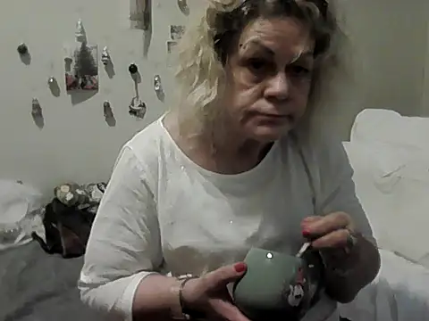 Snapshot of housewife_shantie chatting on November 29, 2025, 8:58 am housewife shantie online show from November 29, 2025, 8:58 am