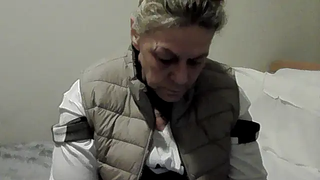 Snapshot of housewife_shantie chatting on October 31, 2025, 10:45 am housewife shantie online show from October 31, 2025, 10:45 am