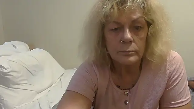 Snapshot of housewife_shantie chatting on September 28, 2025, 9:49 am housewife shantie online show from September 28, 2025, 9:49 am
