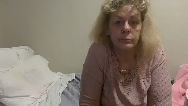 Snapshot of housewife_shantie chatting on October 4, 2025, 8:05 am housewife shantie online show from October 4, 2025, 8:05 am
